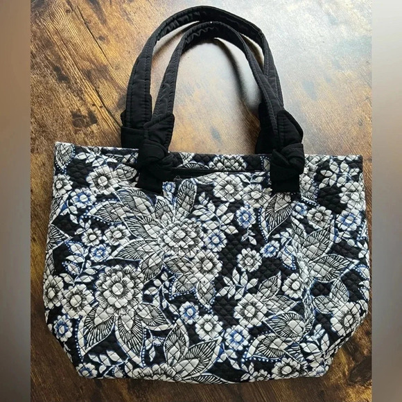 RETIRED: Vera Bradley | ladies Snow Lotus Hadley on the go shoulder handbag.​ - Picture 7 of 16